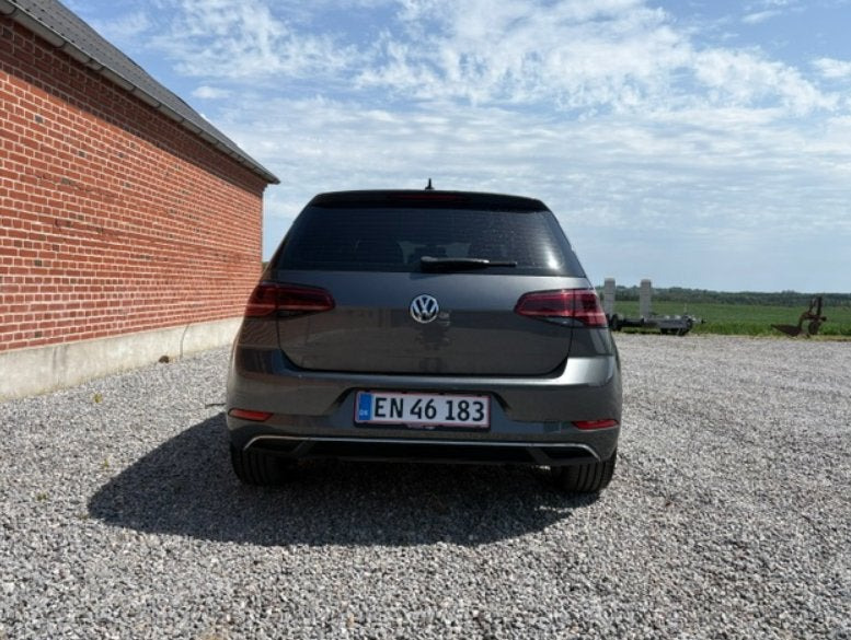 Grå VW Golf VII fra 2019