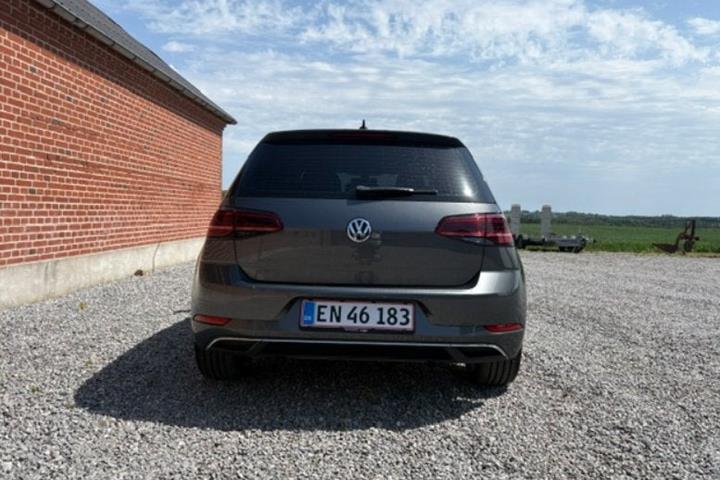 Grå VW Golf VII fra 2019