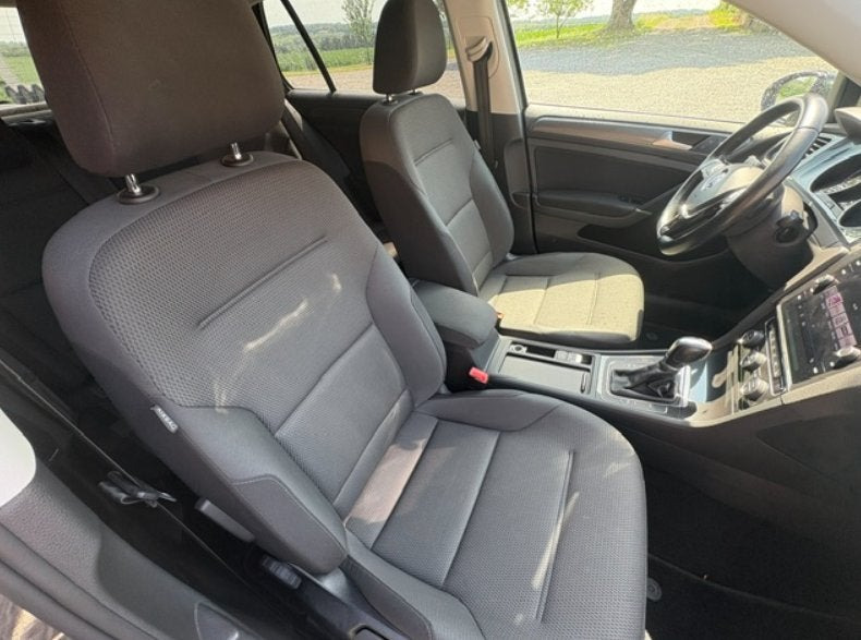 Grå VW Golf VII fra 2019