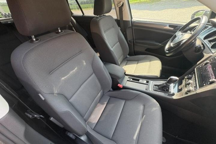 Grå VW Golf VII fra 2019
