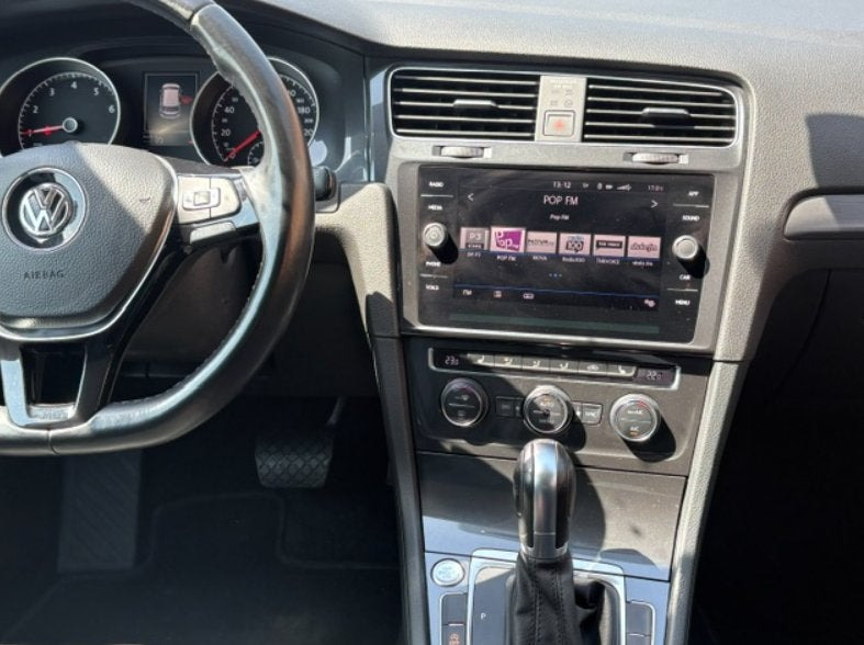 Grå VW Golf VII fra 2019