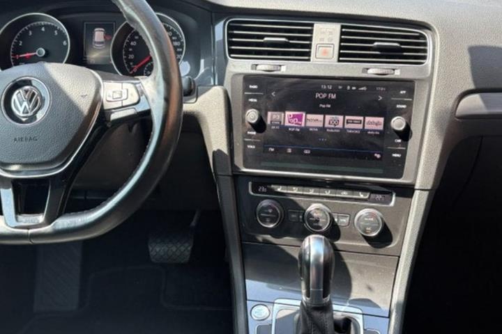 Grå VW Golf VII fra 2019