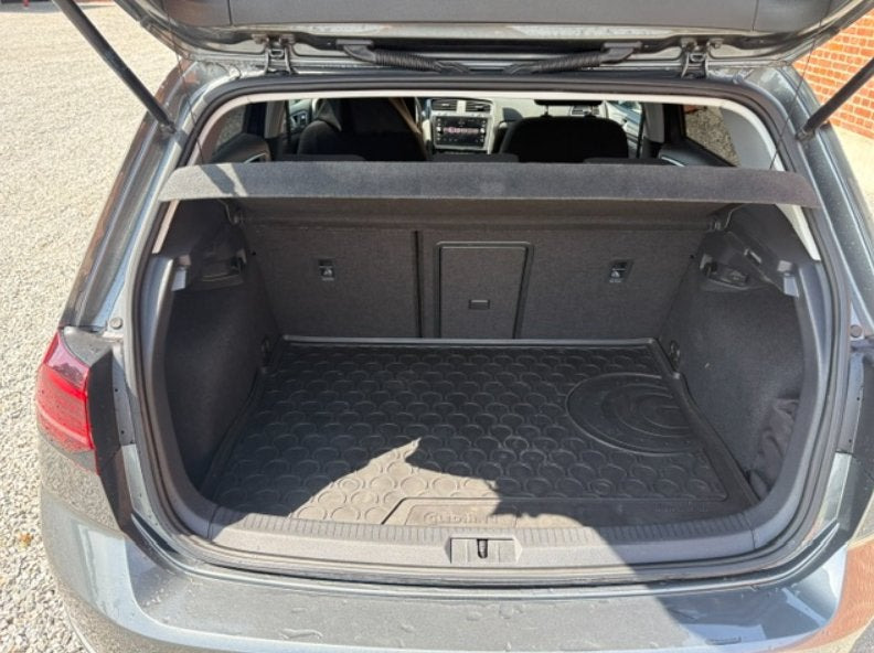 Grå VW Golf VII fra 2019