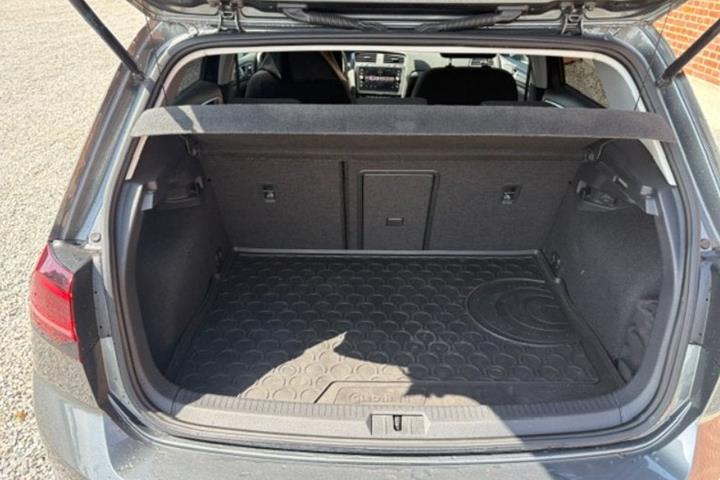 Grå VW Golf VII fra 2019