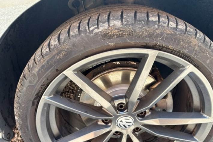 Grå VW Golf VII fra 2019