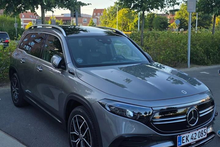 Grå Mercedes EQB350 fra 2022 set udefra