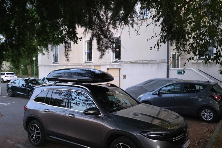 Grå Mercedes EQB350 fra 2022