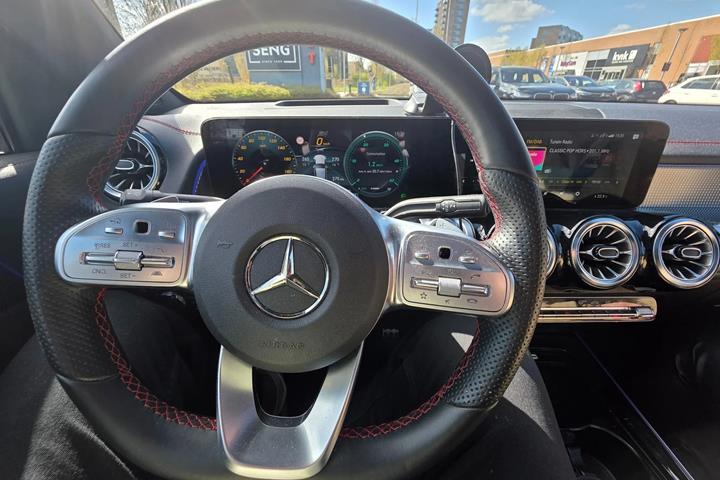Grå Mercedes EQB350 fra 2022