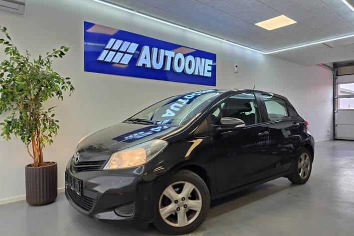 Sort Toyota Yaris fra 2012