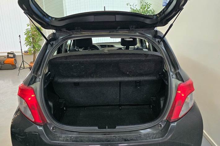 Sort Toyota Yaris fra 2012