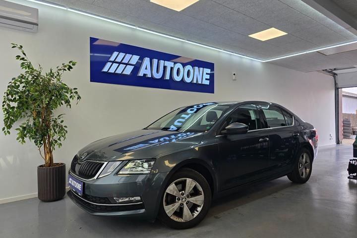 Grå Skoda Octavia fra 2018