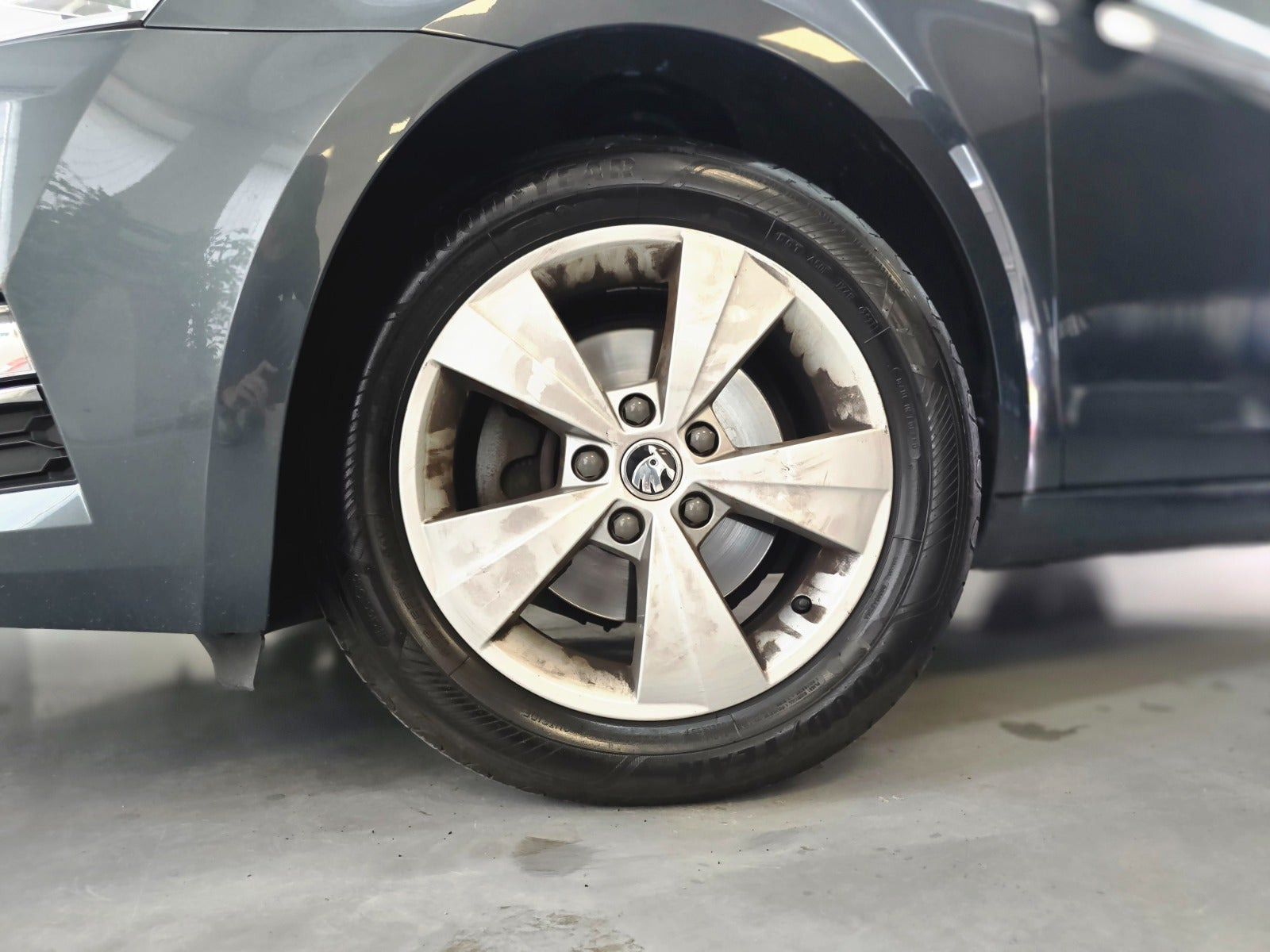 Grå Skoda Octavia fra 2018