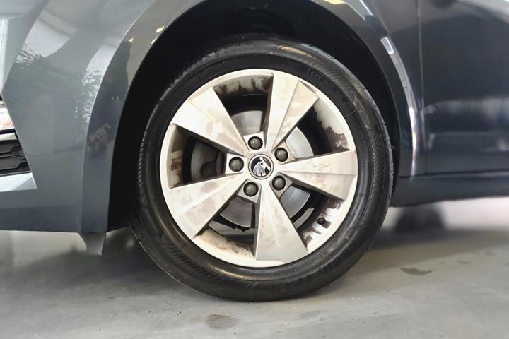 Grå Skoda Octavia fra 2018