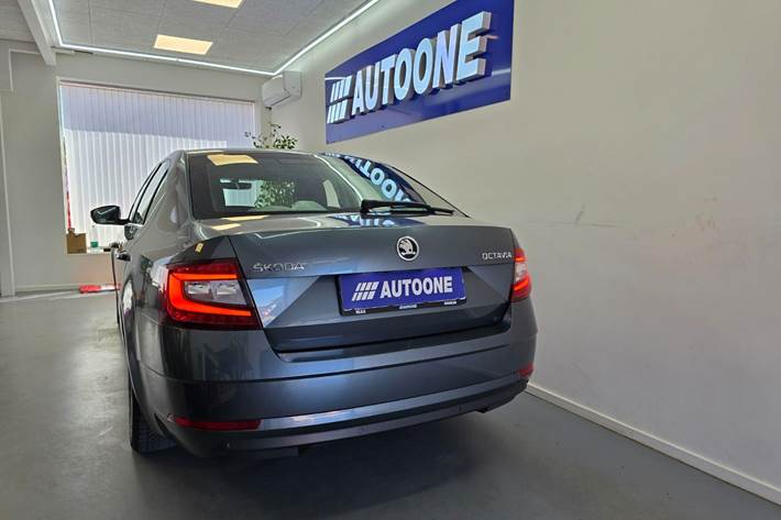 Grå Skoda Octavia fra 2018