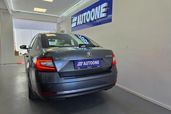 Grå Skoda Octavia fra 2018