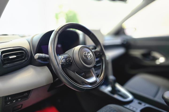 Gul Toyota Yaris Cross fra 2022