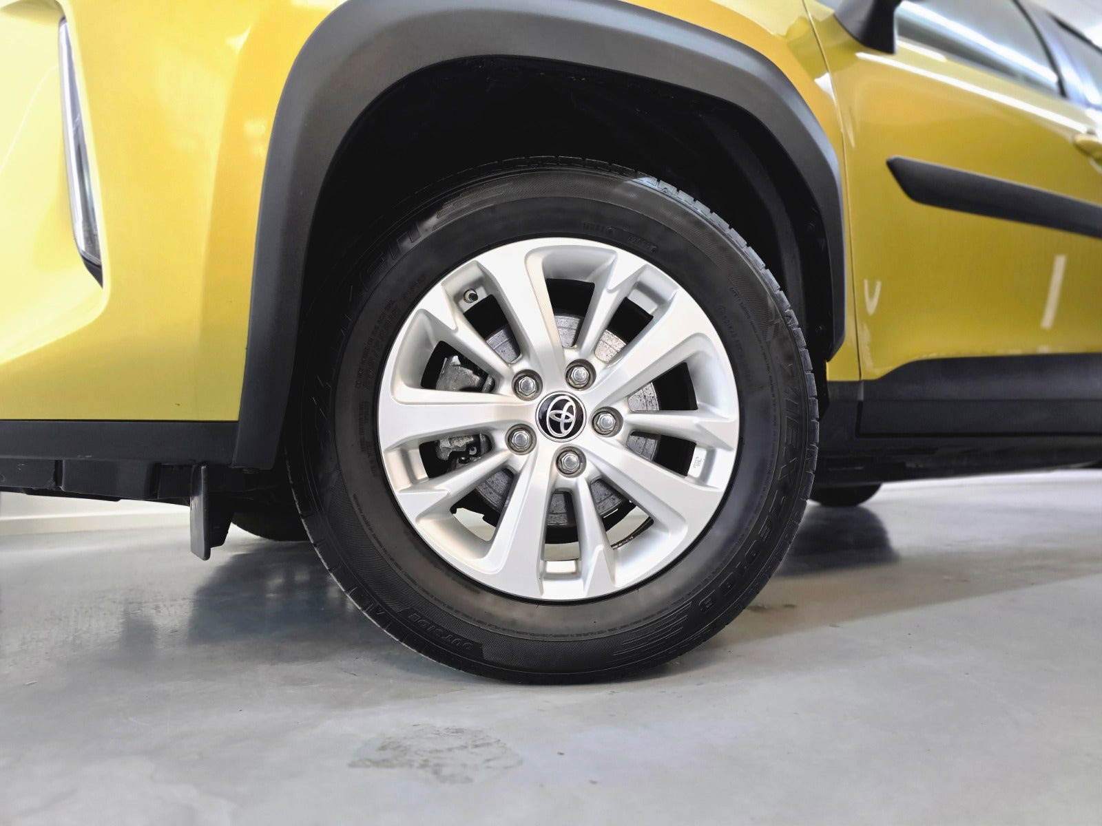 Gul Toyota Yaris Cross fra 2022