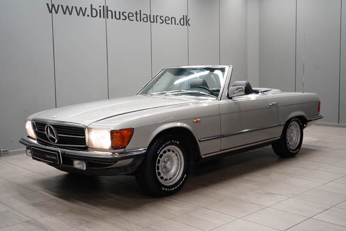 Sølv Mercedes 280 SL fra 1984