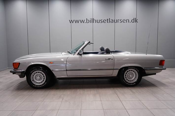 Sølv Mercedes 280 SL fra 1984