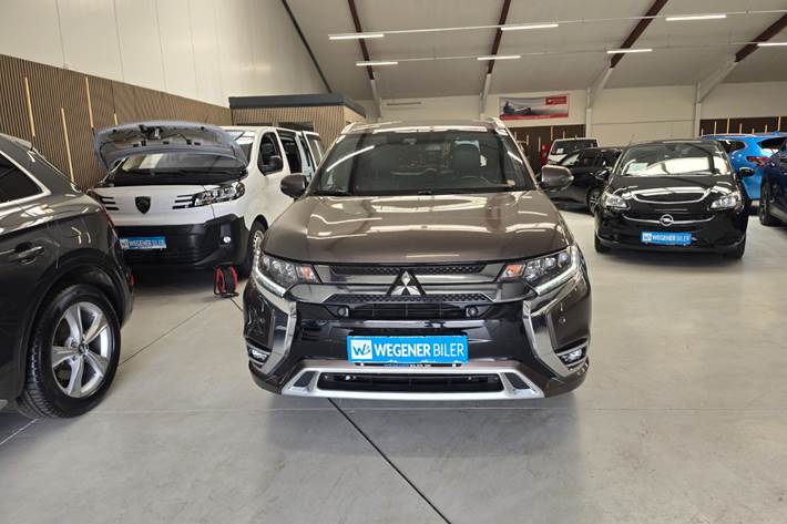 Grøn Mitsubishi Outlander fra 2020