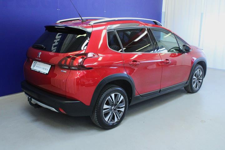 Rød Peugeot 2008 fra 2017
