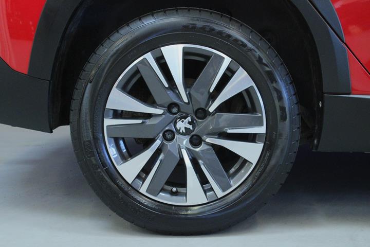 Rød Peugeot 2008 fra 2017