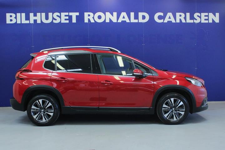 Rød Peugeot 2008 fra 2017