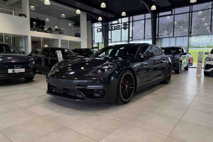 Grå Porsche Panamera Turbo fra 2018