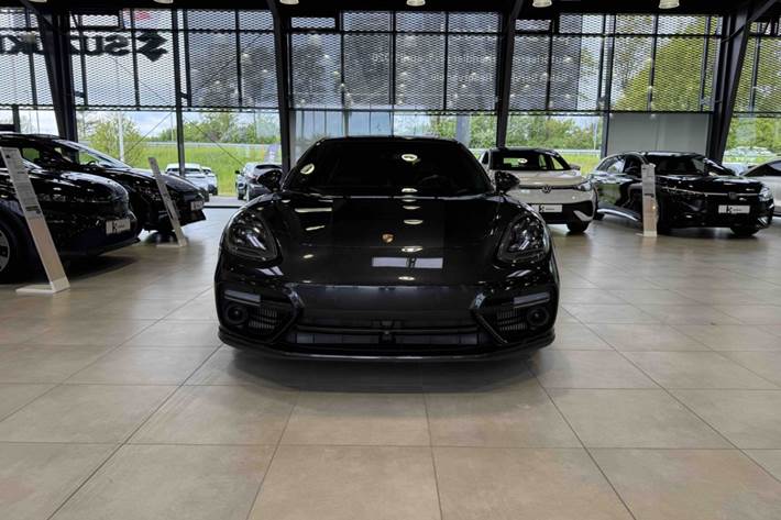 Grå Porsche Panamera Turbo fra 2018