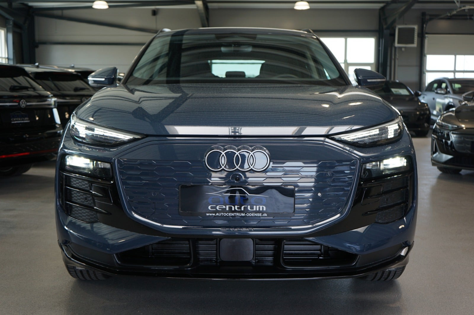 Blå Audi Q6 e-tron fra 2025