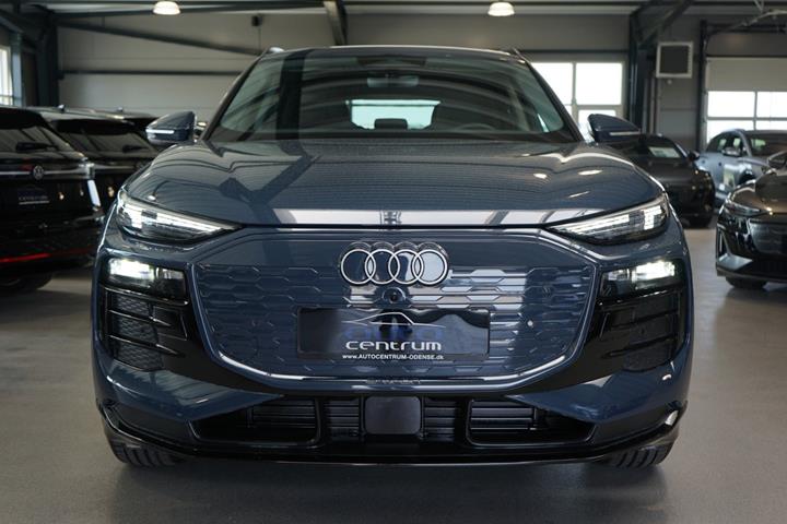 Blå Audi Q6 e-tron fra 2025