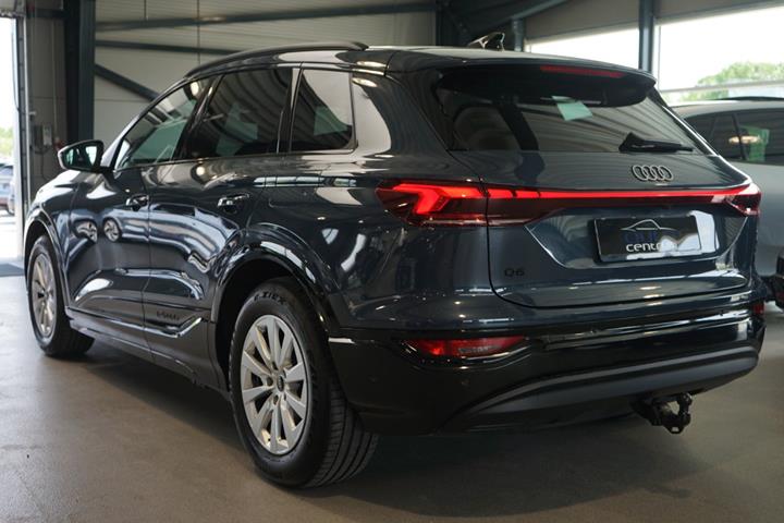 Blå Audi Q6 e-tron fra 2025