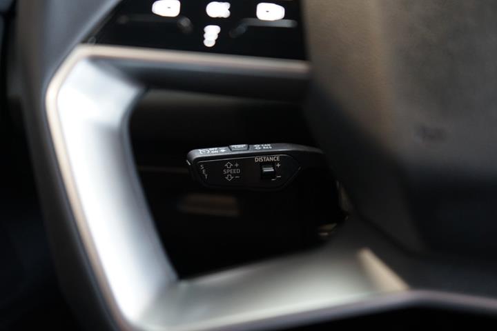 Blå Audi Q6 e-tron fra 2025