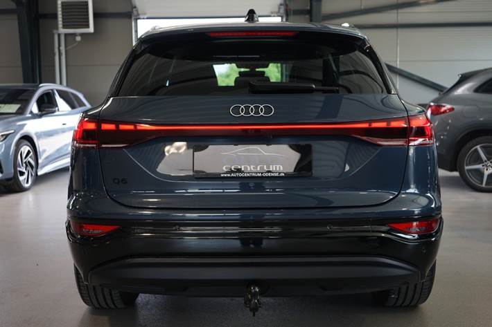 Blå Audi Q6 e-tron fra 2025