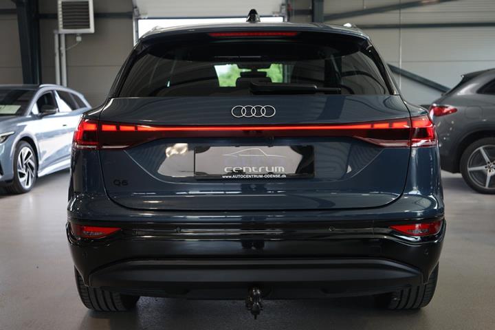 Blå Audi Q6 e-tron fra 2025