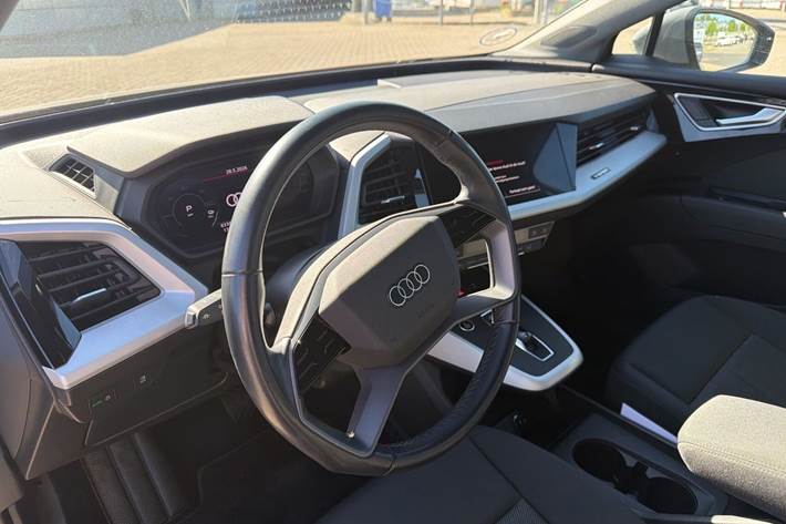 Grå Audi Q4 e-tron fra 2023