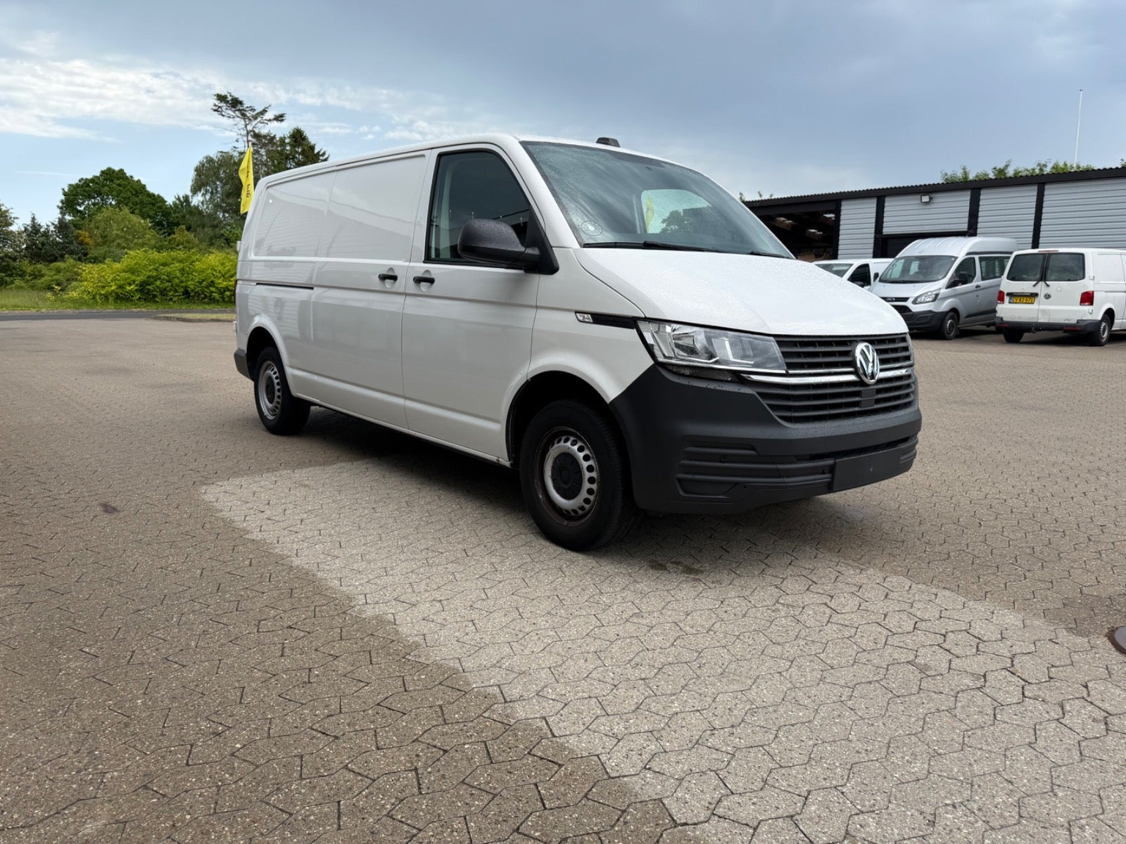 Hvid VW Transporter fra 2021