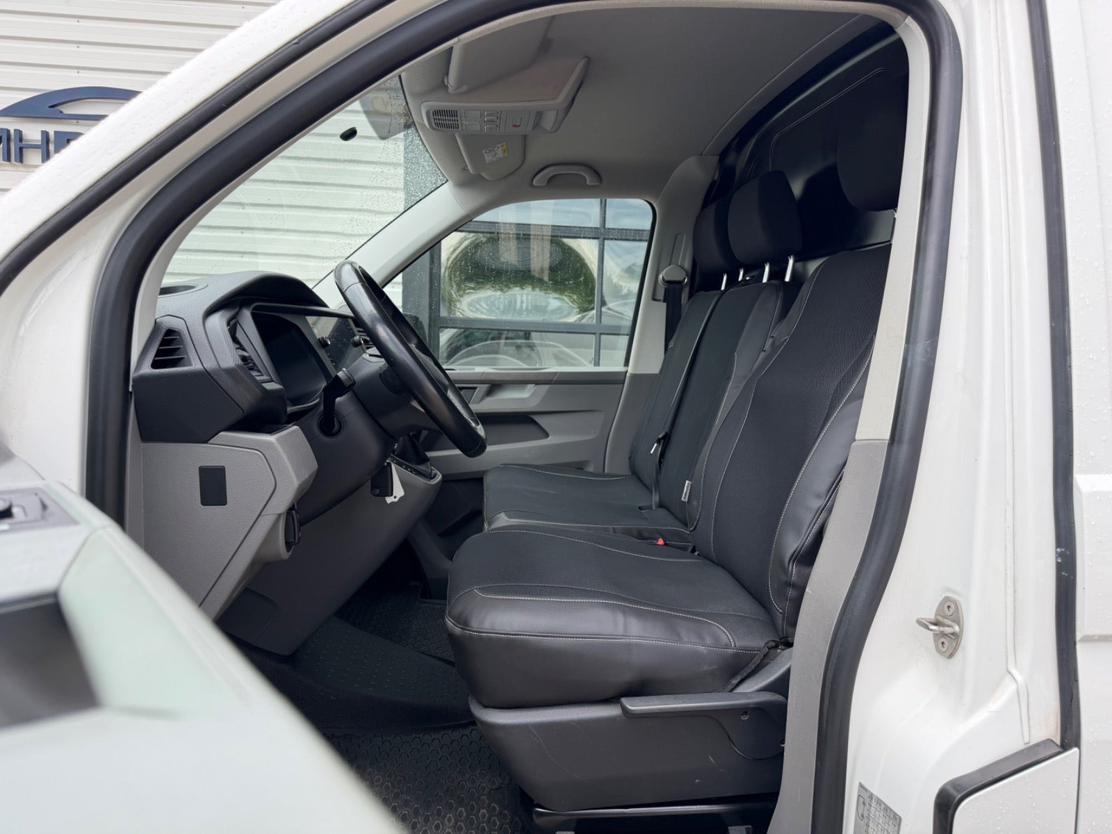 Hvid VW Transporter fra 2021