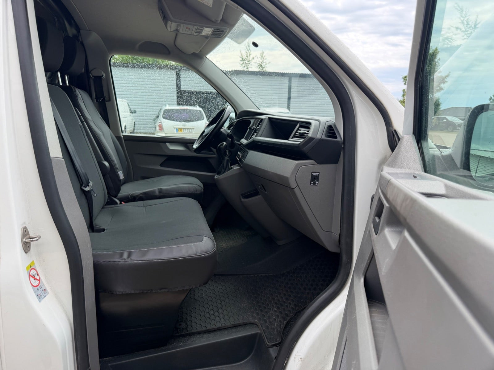 Hvid VW Transporter fra 2021