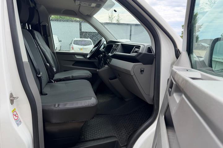 Hvid VW Transporter fra 2021