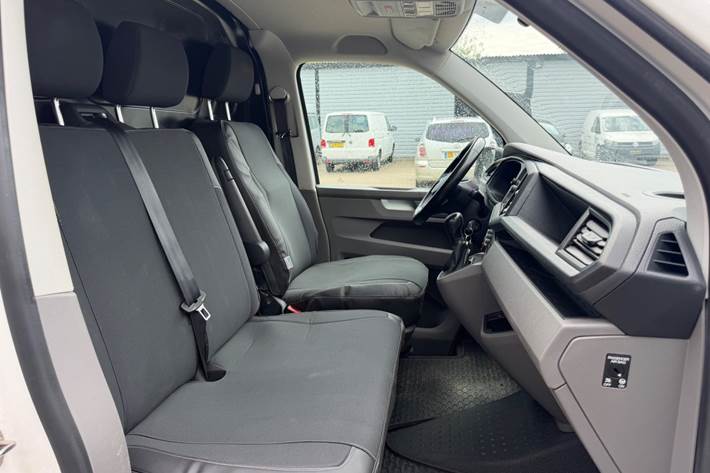 Hvid VW Transporter fra 2021