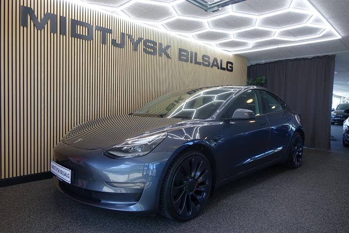 Grå Tesla Model 3 fra 2021 set udefra