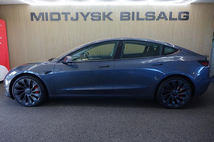 Grå Tesla Model 3 fra 2021