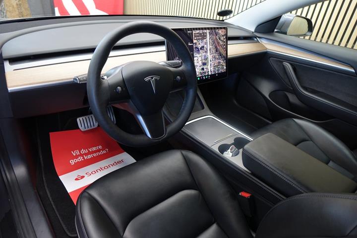 Grå Tesla Model 3 fra 2021