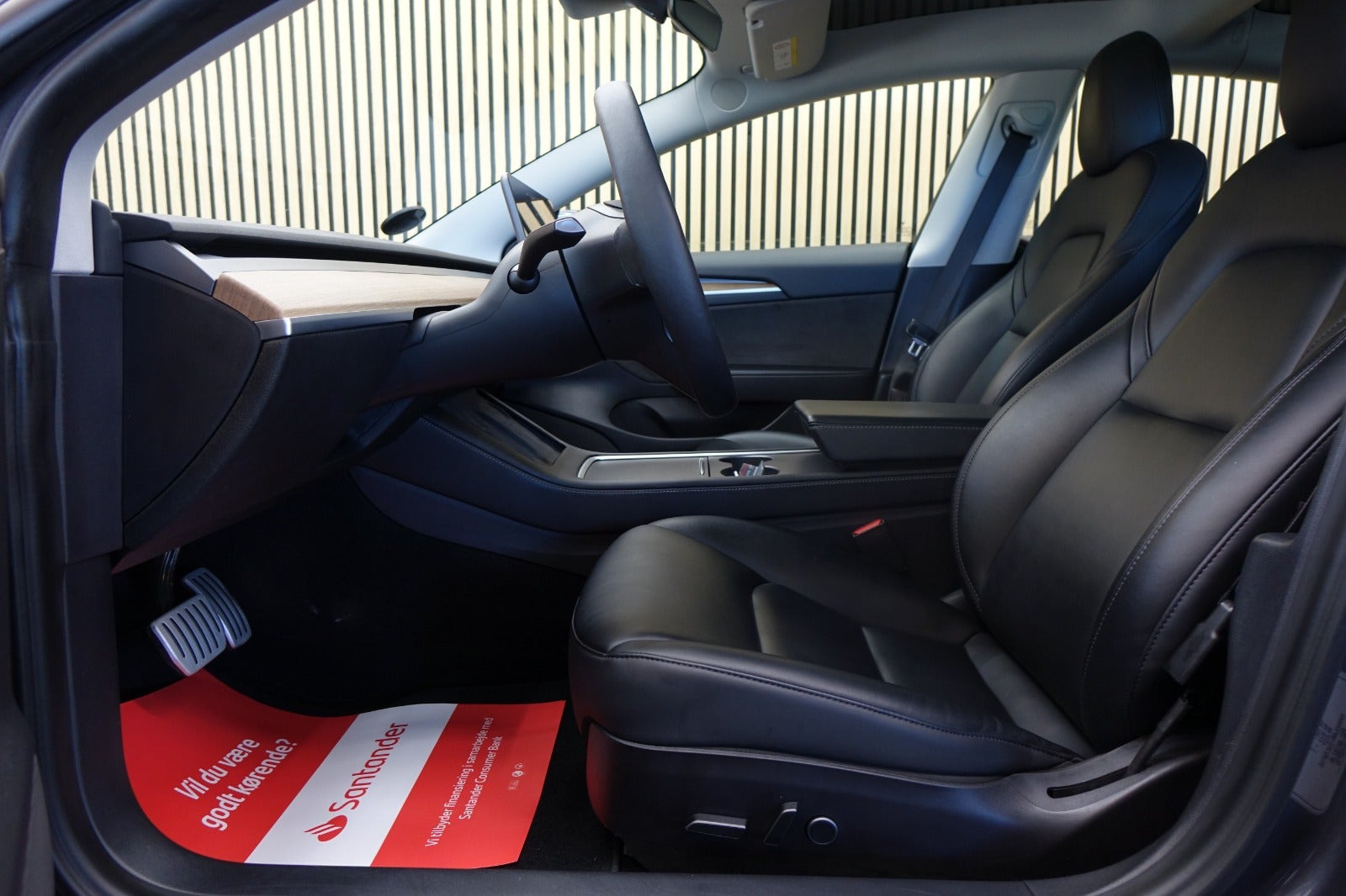 Grå Tesla Model 3 fra 2021