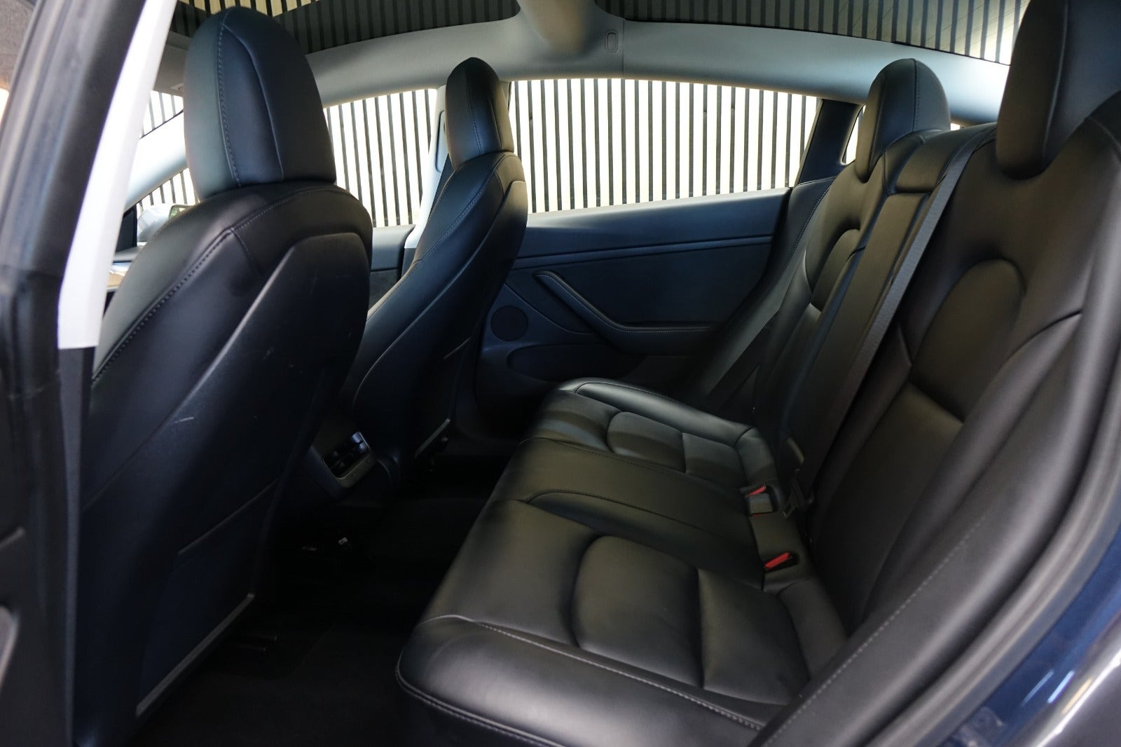 Grå Tesla Model 3 fra 2021
