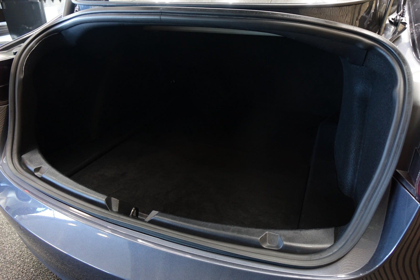 Grå Tesla Model 3 fra 2021