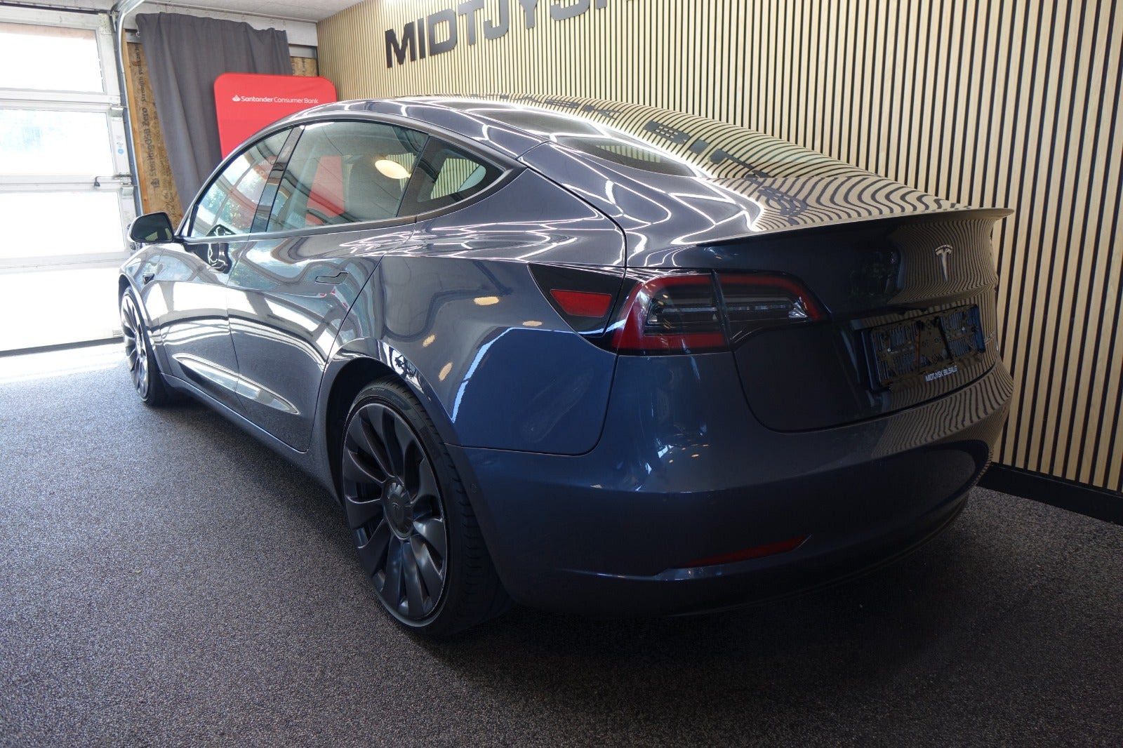 Grå Tesla Model 3 fra 2021