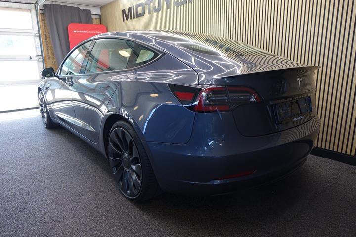 Grå Tesla Model 3 fra 2021