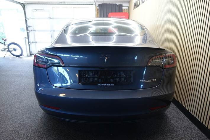 Grå Tesla Model 3 fra 2021